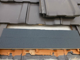 3、ベース合板（メーカー専用）にブチルテープ（防水用強力テープ）を貼ります。この作業が、家の屋根を大切にするためのかくし味的なものです