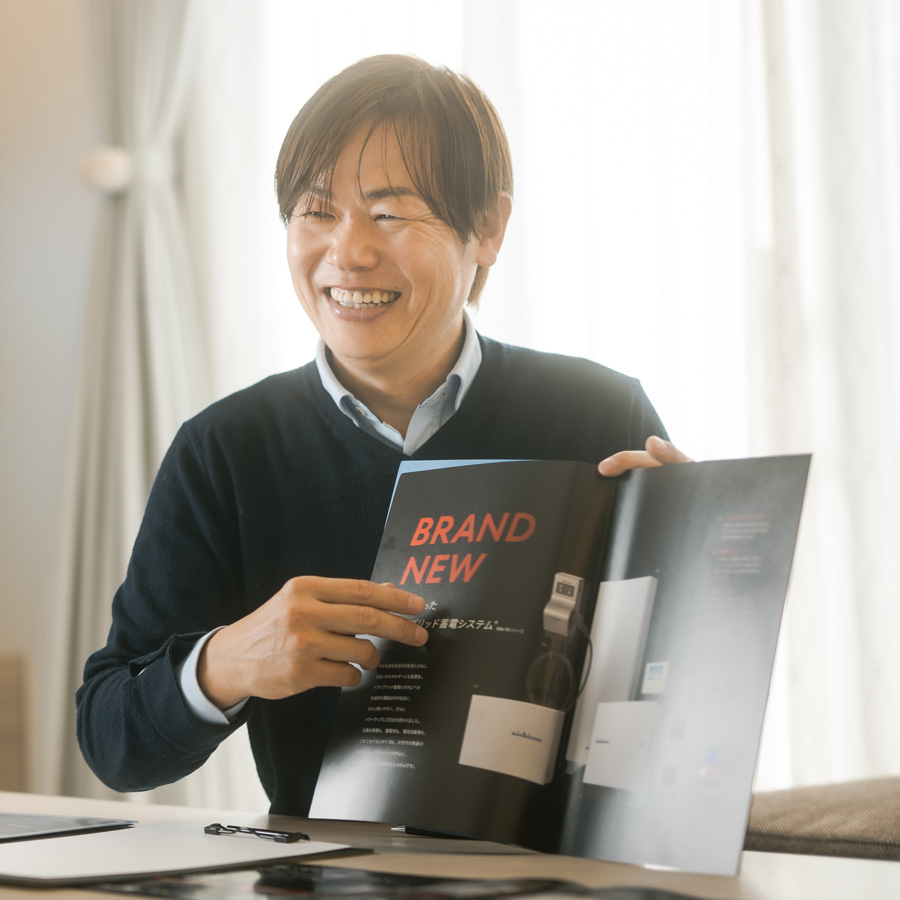 カタログを手に商談中の米玉利社長